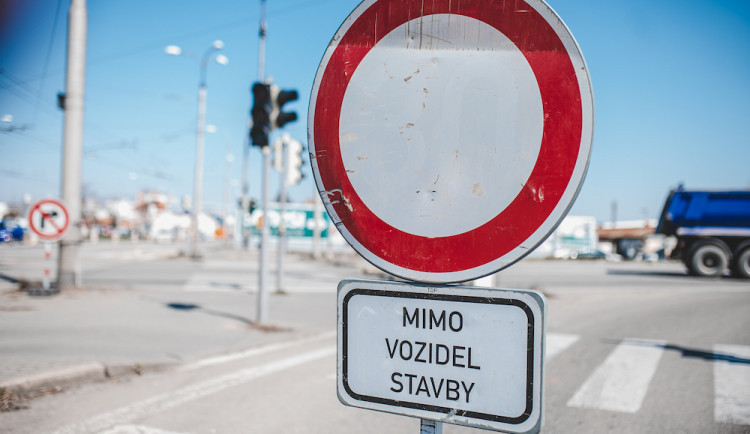 V Budějovicích začala částečná uzavírka Husovy třídy, potrvá do konce listopadu