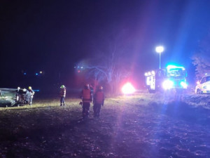 Při hrozivě vypadající nehodě u Oseku and Bečvou ráno skončilo auto v poli