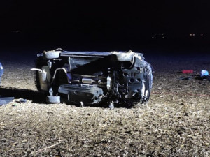 Při hrozivě vypadající nehodě u Oseku and Bečvou ráno skončilo auto v poli