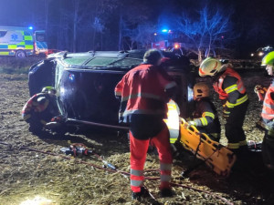 Při hrozivě vypadající nehodě u Oseku and Bečvou ráno skončilo auto v poli