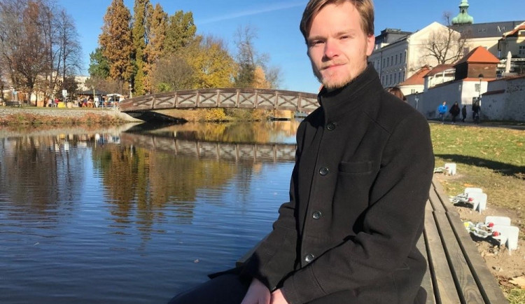 Přijďte se na lavičky nad řekou podívat, vzkazuje autor projektu