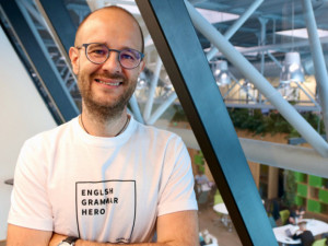 Češi se bojí chybovat, tvrdí populární český angličtinář, který je hvězdou internetu