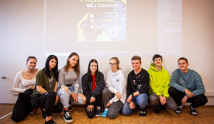 Studenti olomoucké školy navrhli propagační materiály pro policejní nábor. Hlasujte pro nejlepší práci