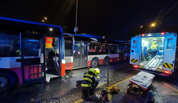 Noční nehoda dvou autobusů. Řidiče museli hasiči vyprošťovat