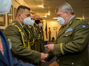 Výsadkáře z Dukly Prostějov ocenil náčelník generálního štábu Armády ČR Aleš Opata