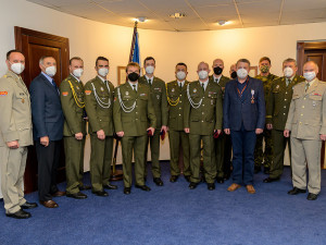 Výsadkáře z Dukly Prostějov ocenil náčelník generálního štábu Armády ČR Aleš Opata