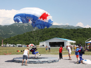 Jiří Gečnuk z Dukly Prostějov při přistání na přesnost