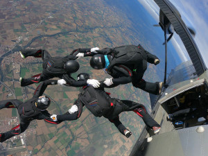 Tým Dukly Prostějov při skupinové akrobacii