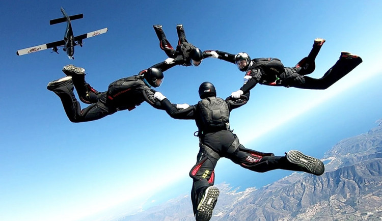 Tým Dukly Prostějov při skupinové akrobacii