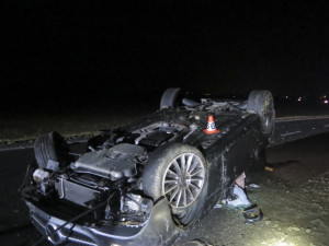 Řidič s Mercedesem havaroval na silnici I/44 mezi obcemi Vlachov a Libivá