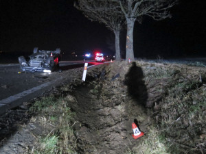 Řidič s Mercedesem havaroval na silnici I/44 mezi obcemi Vlachov a Libivá