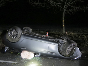 Řidič s Mercedesem havaroval na silnici I/44 mezi obcemi Vlachov a Libivá