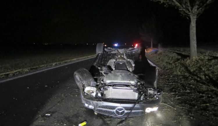 Řidič s Mercedesem havaroval na silnici I/44 mezi obcemi Vlachov a Libivá