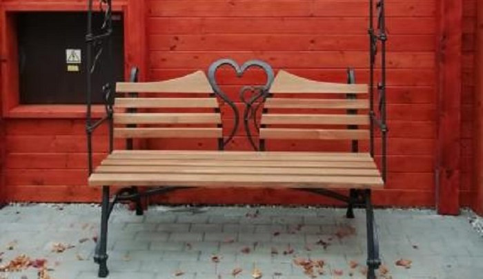 Zamilovaní mají v prostějovské botanické zahradě svou lavičku