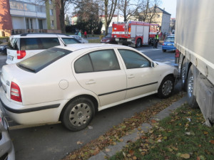 Kamion v Přerově naboural šest aut. Řidiče přepadly náhlé zdravotní problémy