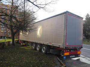 Kamion v Přerově naboural šest aut. Řidiče přepadly náhlé zdravotní problémy