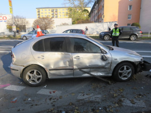 Kamion v Přerově naboural šest aut. Řidiče přepadly náhlé zdravotní problémy