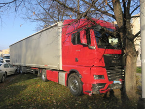 Kamion v Přerově naboural šest aut. Řidiče přepadly náhlé zdravotní problémy