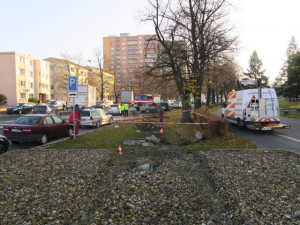 Kamion v Přerově naboural šest aut. Řidiče přepadly náhlé zdravotní problémy