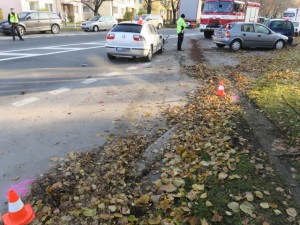 Kamion v Přerově naboural šest aut. Řidiče přepadly náhlé zdravotní problémy