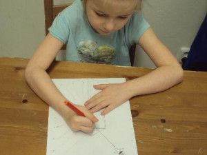 Neslyšící dívka s poruchou autistického spektra se bez asistence nedostane do školy. Můžete pomoci