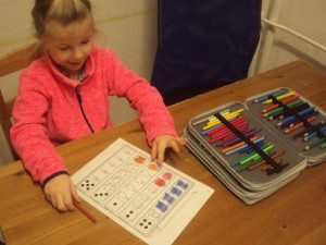 Neslyšící dívka s poruchou autistického spektra se bez asistence nedostane do školy. Můžete pomoci