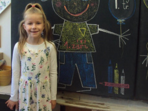 Neslyšící dívka s poruchou autistického spektra se bez asistence nedostane do školy. Můžete pomoci