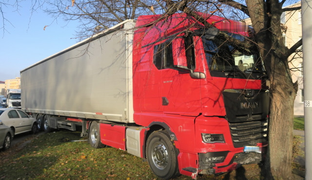 Kamion v Přerově naboural šest aut. Řidiče přepadly náhlé zdravotní problémy