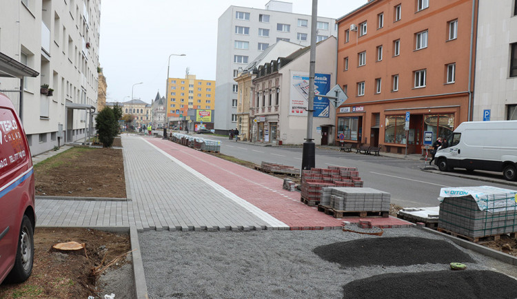 Práce na cyklostezce v Palackého ulici budou pokračovat ještě do konce listopadu
