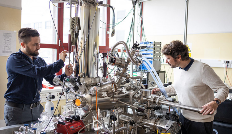 Vědci z olomouckého výzkumného centra CATRIN pozorovali subatomární strukturu halogenu pomocí Kelvinovy sondy silové mikroskopie