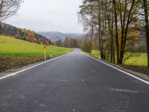 Obyvatelé Vernířovic se do Sobotína konečně dostanou po opravené silnici