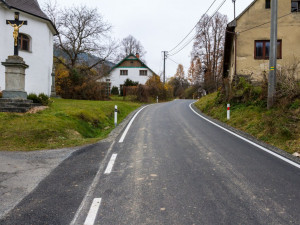 Obyvatelé Vernířovic se do Sobotína konečně dostanou po opravené silnici