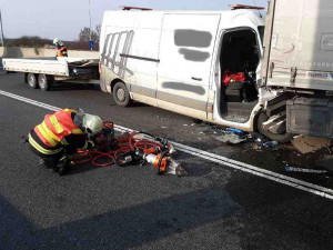 Komplikace na dálnici do Olomouce. Při srážce s kamionem se zranili dva lidé v dodávce