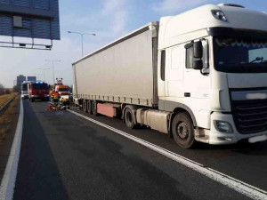 Z dodávky museli dvě zraněné osoby vyprostit hasiči