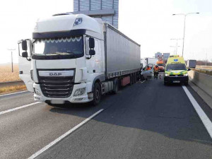 Z dodávky museli dvě zraněné osoby vyprostit hasiči