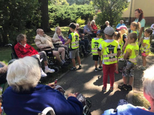 Seniory z domova dnes potěšily děti z mateřské školy ve Chválkovicích