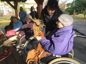 Seniory z domova dnes potěšily děti z mateřské školy ve Chválkovicích