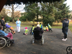 Seniory z domova dnes potěšily děti z mateřské školy ve Chválkovicích