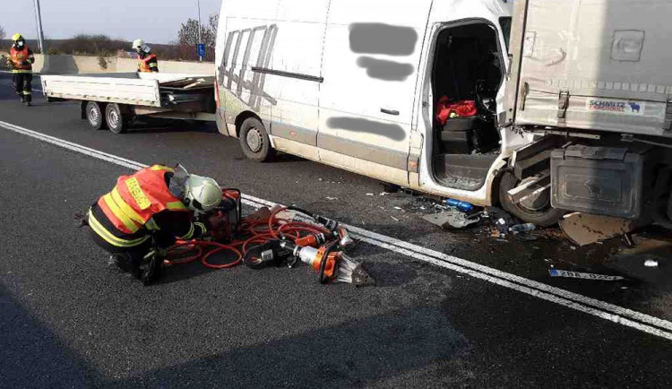 Z dodávky museli dvě zraněné osoby vyprostit hasiči