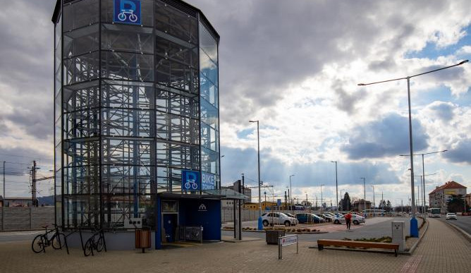 Písek chce postavit cyklověž pro téměř 120 kol, ve městě chybí síť stojanů