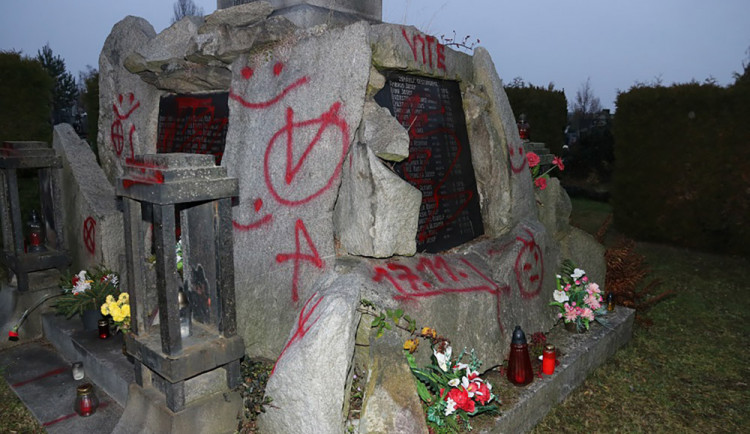 S červeným sprejem neznámý vandal poničil části olomouckého hřbitova