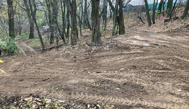 Trailpark v Neředíně je minulostí. Terénní stezky pro cyklisty srovnal bagr