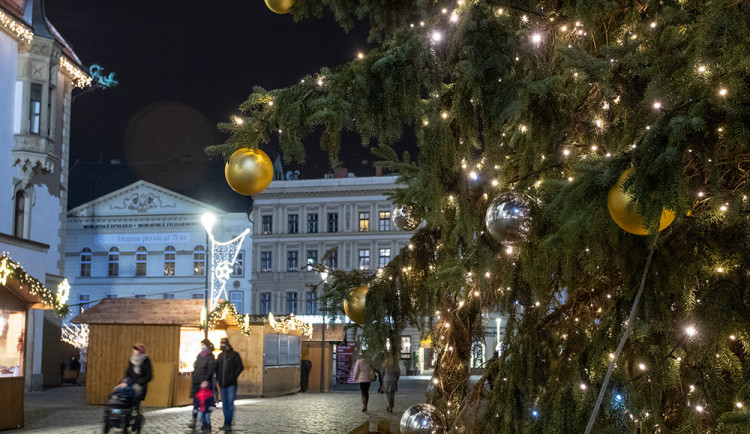 Vánoční strom v Olomouci se opět rozzářil bez ohlášení. V Šumperku trhy zrušili