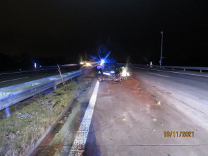 Na D1 havarovalo BMW. Manžel majitelky byl opodál a tvrdí, že neřídil. Policie hledá svědky