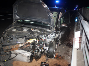 Na D1 havarovalo BMW. Manžel majitelky byl opodál a tvrdí, že neřídil. Policie hledá svědky