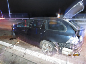 Na D1 havarovalo BMW. Manžel majitelky byl opodál a tvrdí, že neřídil. Policie hledá svědky