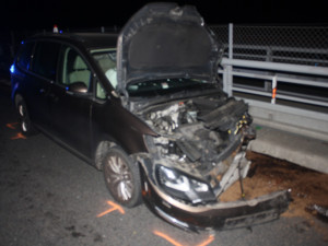 Na D1 havarovalo BMW. Manžel majitelky byl opodál a tvrdí, že neřídil. Policie hledá svědky