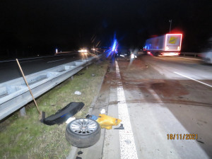 Na D1 havarovalo BMW. Manžel majitelky byl opodál a tvrdí, že neřídil. Policie hledá svědky