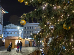 Vánoční strom v Olomouci se opět rozzářil bez ohlášení. V Šumperku trhy zrušili