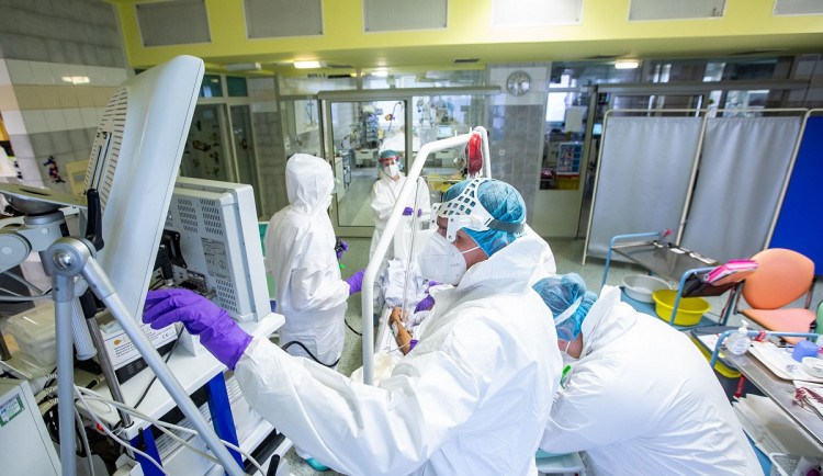 Olomoucká Fakultní nemocnice kvůli pacientům s covidem výrazně omezila plánovanou péči